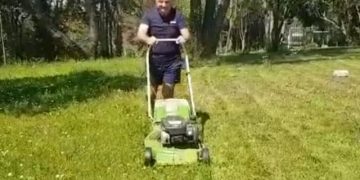 Nuk i dihet së ardhmes: Meta fillon përgatitjet si kositës bari! Ndjekësit e “masakrojnë” në komente (Video)