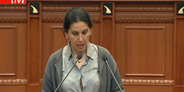 Vihet në siklet ish-ministrja socialiste, i zbërthehet këmisha duke folur në Kuvend, ja si u përpoq ta kalonte situatën (FOTO)