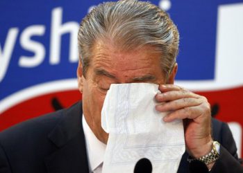 Thyfsh qafën “doktor” që na hedh qelb mbi plagë!