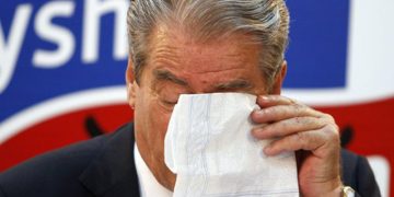 Thyfsh qafën “doktor” që na hedh qelb mbi plagë!