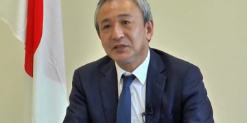 Ambasadori i Japonisë jep lajmin e mrekullueshëm: Do t’i japim falas Shqipërisë ilaçin që përdoret për kurimin e koronavirusit!