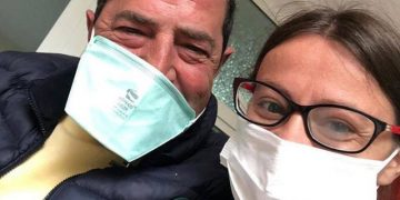 Në luftë të përditshme me koronavirusin, aktori Xhevair Zeneli shkon tek spitali Infektiv dhe bën gjestin emocionues për stafin mjekësor: S’bëra ndonjë gjë të madhe!