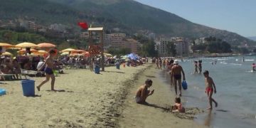 Këtë vit plazh me leje:  Ministri zbulon se ku duhet ta merrni