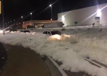 Bardhësi në pranverë, qyteti mbulohet nga shkuma e mistershme, arrin deri në 5 metra lartësi