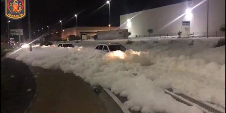 Bardhësi në pranverë, qyteti mbulohet nga shkuma e mistershme, arrin deri në 5 metra lartësi