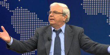 Dalja nga kriza duke ulur pagat dhe pensionet? Spartak Ngjela bën deklaratën e fortë ndaj deputetit socialist: Një copë inxhinier! Nuk merr vesh fare nga kjo punë