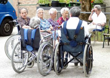 U bë nami në shtëpitë e të moshuarve: Dhjetëra azile nën hetim për vdekjet e shumta prej pandemisë