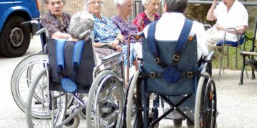 U bë nami në shtëpitë e të moshuarve: Dhjetëra azile nën hetim për vdekjet e shumta prej pandemisë