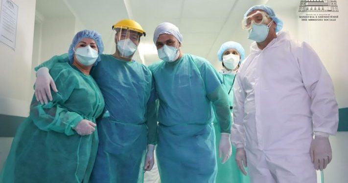 Fitojnë betejën me COVID-19 edhe 3 punonjës të stafit mjekësor! Tani 21 mjekë dhe infermierëve mund të punojnë pa frikë…me imunitet antikoronavirus