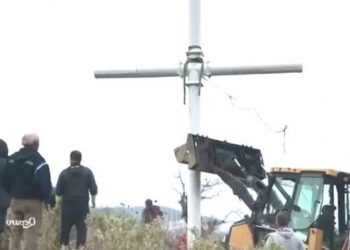 Shkulet kryqi që u ngrit pa leje nga të vetshpallurit grek në Himarë: Antiterrori merr nën hetim 10 himariot të dyshimtë