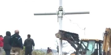 Shkulet kryqi që u ngrit pa leje nga të vetshpallurit grek në Himarë: Antiterrori merr nën hetim 10 himariot të dyshimtë