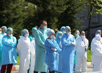Zjarrfikësit e Tiranës ‘zbarkojnë’ tek Infektivi, surpriza e tyre përlot mjekët që përballen me Covid-19
