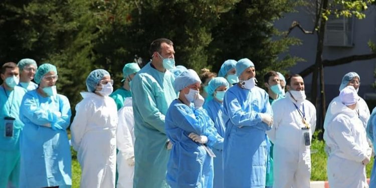 Zjarrfikësit e Tiranës ‘zbarkojnë’ tek Infektivi, surpriza e tyre përlot mjekët që përballen me Covid-19