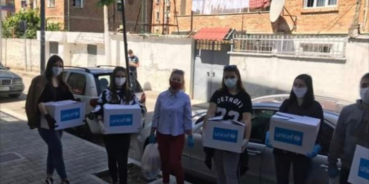 Datëlindja e veçantë e Administratores së njësisë bashkiake №1 në Tiranë në kohë pandemie, mes punës dhe luleve!