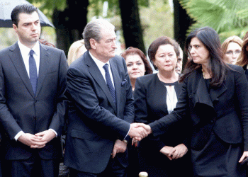 Mesazhi i “koduar” i Jozit: Në jetë do hasni shumë maska dhe pak fytyra