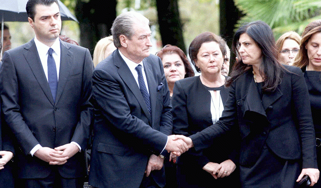 Mesazhi i “koduar” i Jozit: Në jetë do hasni shumë maska dhe pak fytyra