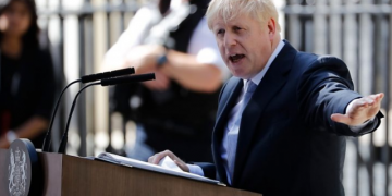Shtrohet në spital Boris Johnson, me temperaturë të lartë nga koronavirusi. Rezistoi 10 ditë