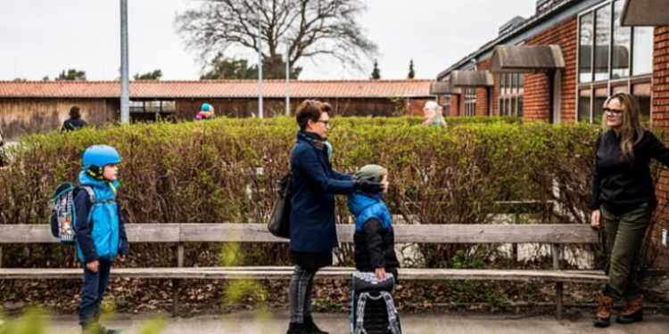 Danimarka vendi i parë në Evropë që rihap shkollat: Rregullat e reja që duhet të zbatojnë nxënësit