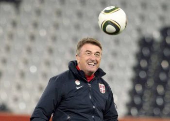 Futbolli në zi, koronavirusi i merr jetën trajnerit të famshëm serb, drejtoi Barcelonën dhe Real Madrid