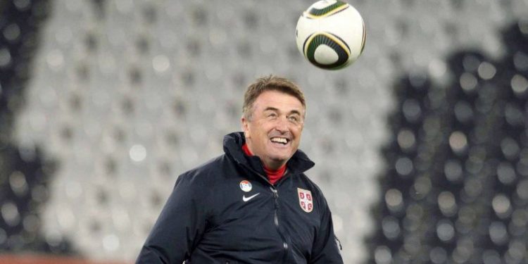 Futbolli në zi, koronavirusi i merr jetën trajnerit të famshëm serb, drejtoi Barcelonën dhe Real Madrid