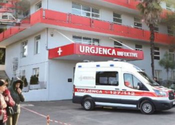 Nënë Vezikoja dhe familja e saj nga Vlora lënë Infektivin, i kushton letër mjekëve dhe infermierëve: Njerëz do iki qederi