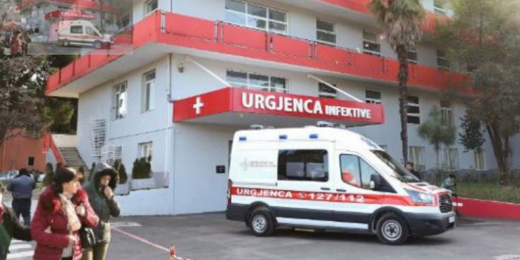 Nënë Vezikoja dhe familja e saj nga Vlora lënë Infektivin, i kushton letër mjekëve dhe infermierëve: Njerëz do iki qederi