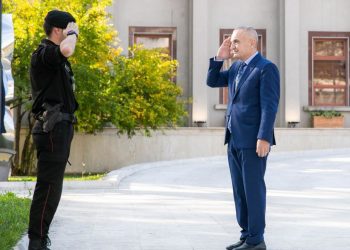 Dy “juristet” pa diplomë Ilir Meta dhe Fatos Lubonjën mendojnë për demokracin dhe bien dakord për “shtetin e kapur”