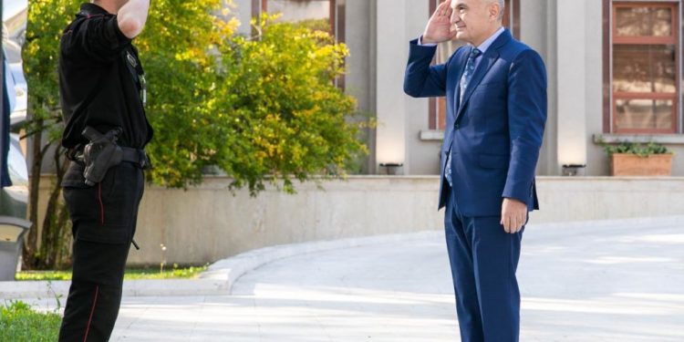 Dy “juristet” pa diplomë Ilir Meta dhe Fatos Lubonjën mendojnë për demokracin dhe bien dakord për “shtetin e kapur”