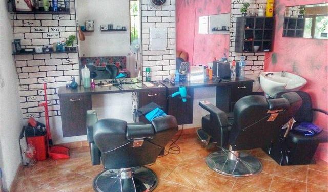 Në kërkim të një berberi: Nuk ofrojmë shërbime për shkak të pandemisë, kemi telefonta pafund nga klientët