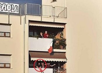 Dashuri në kohë pandemie! Çifti nga Italia, po cilësohen si “Romeo dhe Zhulieta” e kohëve moderne