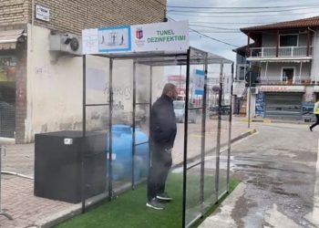 Ky është sistemi i ri i kabinave dezinfektuese që do përdoret nga nesër në Tiranë (Video)