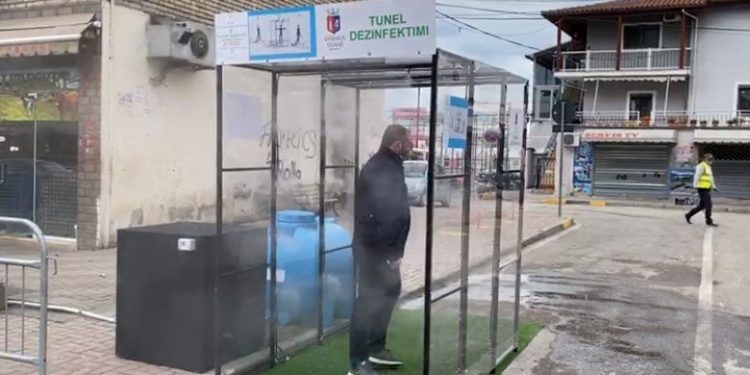 Ky është sistemi i ri i kabinave dezinfektuese që do përdoret nga nesër në Tiranë (Video)