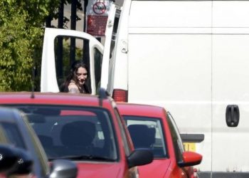 Gruaja “thyen” karantinën dhe kryen marrëdhënie me shtatë burra për një orë