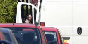 Gruaja “thyen” karantinën dhe kryen marrëdhënie me shtatë burra për një orë