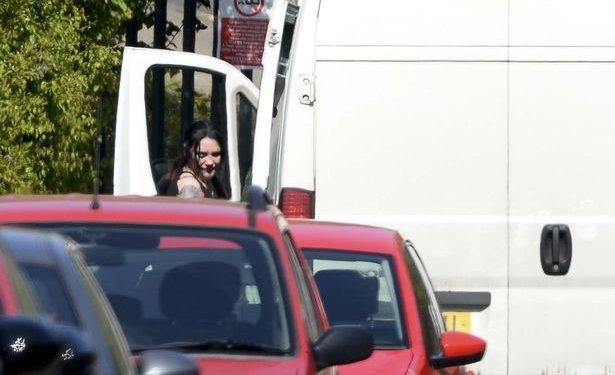 Gruaja “thyen” karantinën dhe kryen marrëdhënie me shtatë burra për një orë