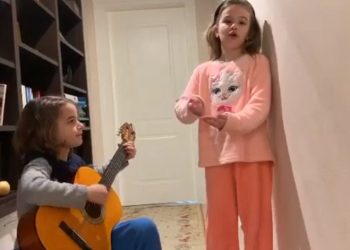 “Nuk ka virus që na shkatërron”! Fëmijët këndojnë kundër koronavirusit (Video)