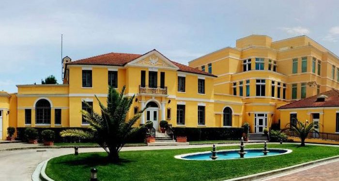 Situata nga COVID-19, Ambasada amerikane njoftim për vizat