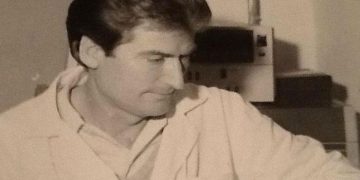 “Doktor është pj**dhur”: As që më ka shkuar në mendje që të kthehem si mjek, të ndihmoj kundër koronavirusit. Ku marr vesh unë tani