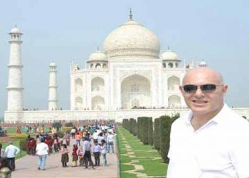 Iftari i Fevzos me mjekët bëhet lajm botëror: Bukën tonë të përditshme Fevzo jepna sot!