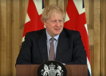 I jepte qëllimisht dorën të infektuarëve me koronavirus, tani Boris Johnson është në gjendje të rëndë