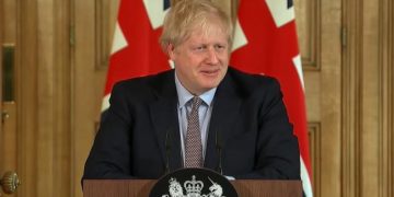 I jepte qëllimisht dorën të infektuarëve me koronavirus, tani Boris Johnson është në gjendje të rëndë
