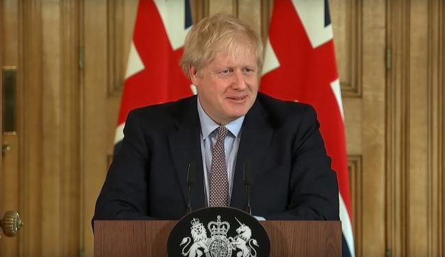 I jepte qëllimisht dorën të infektuarëve me koronavirus, tani Boris Johnson është në gjendje të rëndë