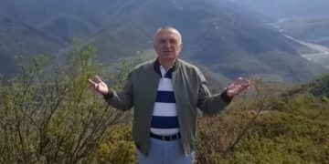 Meta pasi kositi hektarët e barit të vilës te Gjiri i Lalëzit kthehet në origjinë, shkon në Çepan… për të mjelur lopët!