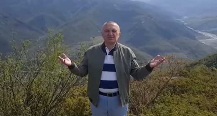 Meta pasi kositi hektarët e barit të vilës te Gjiri i Lalëzit kthehet në origjinë, shkon në Çepan… për të mjelur lopët!