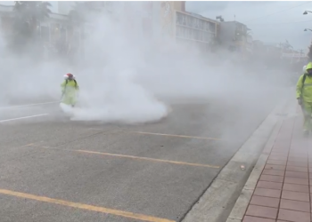 Vijon dezinfektimi në rrugët e Fierit, qyteti pushtohet nga mjegulla “anti-koronavirus”