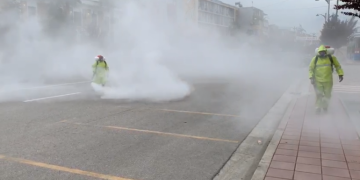 Vijon dezinfektimi në rrugët e Fierit, qyteti pushtohet nga mjegulla “anti-koronavirus”