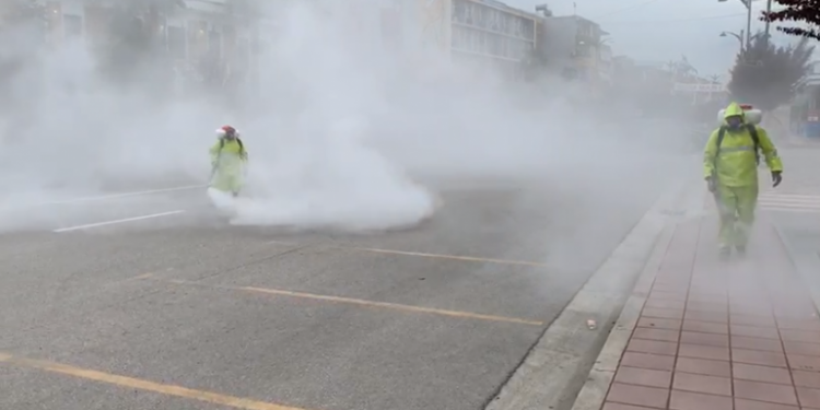 Vijon dezinfektimi në rrugët e Fierit, qyteti pushtohet nga mjegulla “anti-koronavirus”
