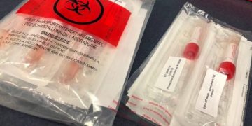 Doktorë dhe infermierë kritikojnë përgjigjien e qeverisë greke për COVID-19