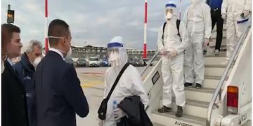 Mesazhi i De Maios në pritjen me dorë në zemër të ekip të dytë mjeksorë shqiptarë: “Nuk jemi vetëm”!