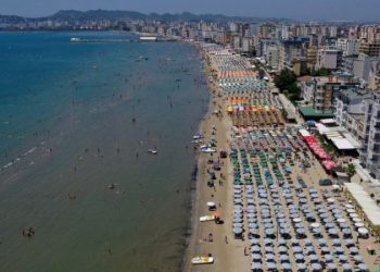 Lajm i keq: Vend kryesor i turistëve drejt Shqipërisë, mbyll kufijtë për një vit